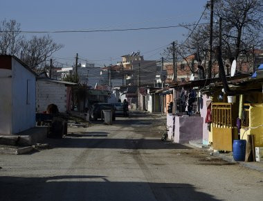 Κομοτηνή: «Πιστολίδι» και... συλλήψεις σε οικισμό Αθίγγανων- Τέσσερις τραυματίες